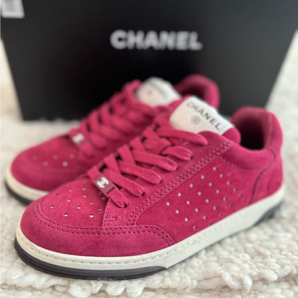 CHANEL SNEAKERS **LIKE NEW** Gorgeous color - Size 6.5 US